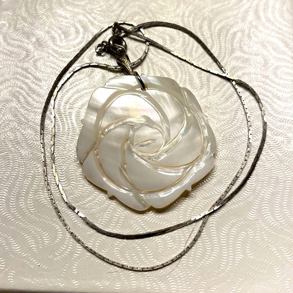 Mother-of-pearl necklace